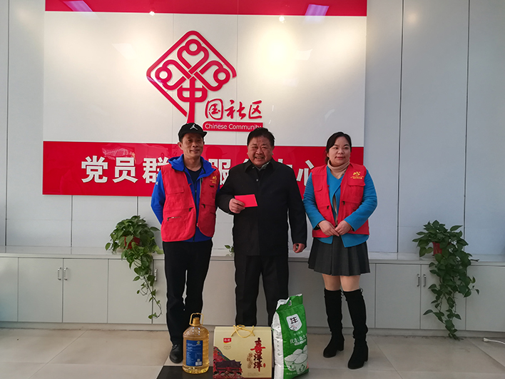 黨支部慰問小湖塘社區(qū)困難群眾
